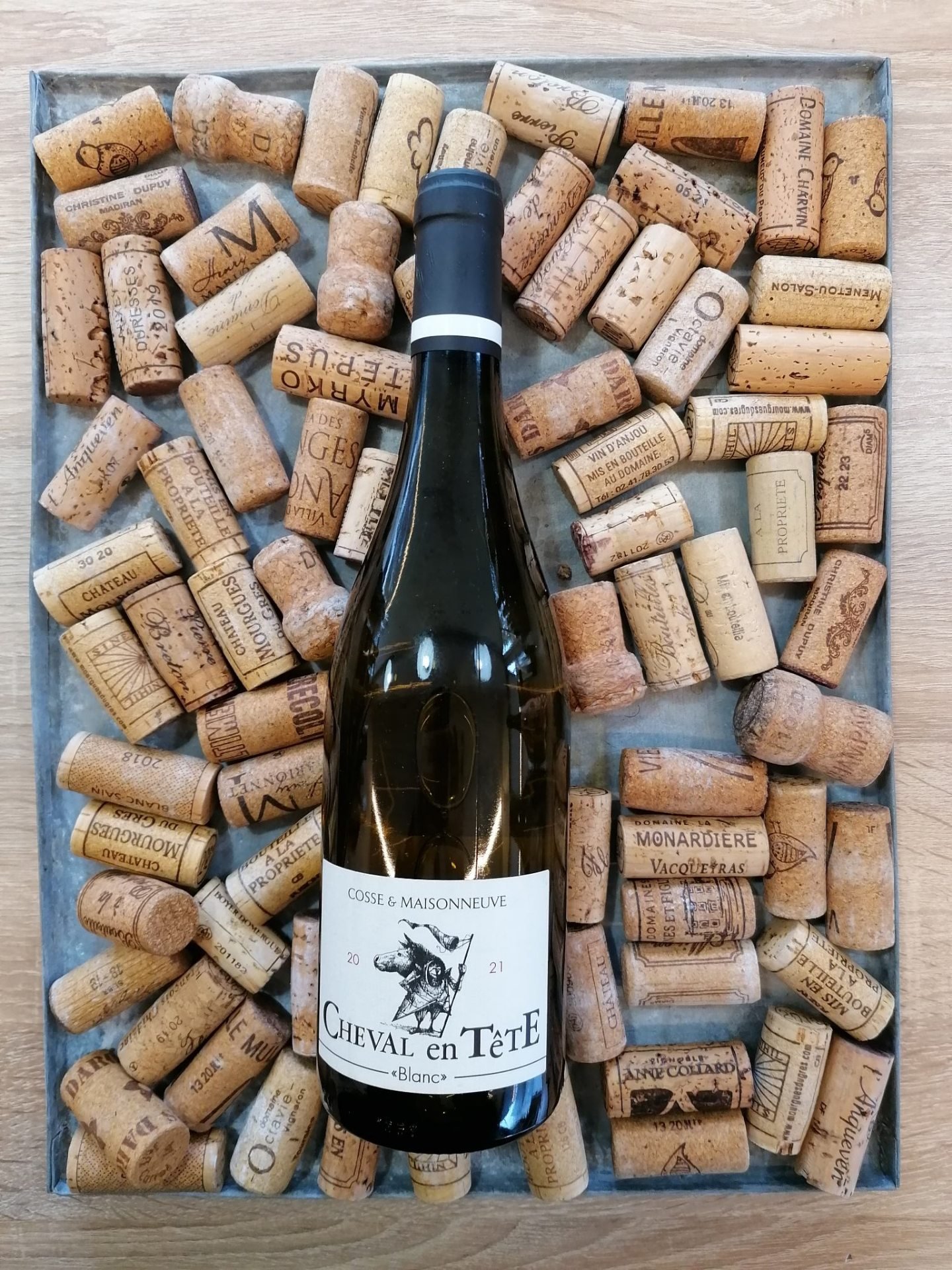 Vin blanc. Cheval en tête